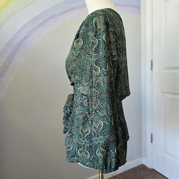 Max Studio | Medium | Green Paisley Clinched Tie Waisted Top - Picture 4 of 13
